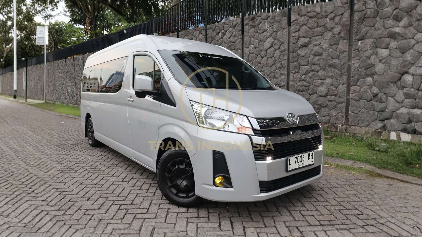 HIACE 2 Luxury